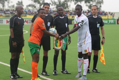 2016 Rwanda CHAN: Zambia captain, Christopher Katongo (2nd left) and Mali captain Karim Dante (2nd right) exchange pennants before kick off.