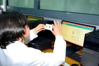 Délivrance des premières cartes nationales d'identité biométrique en Algérie