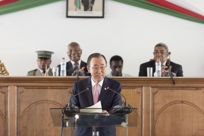 En visite à Madagascar, le Secrétaire général de l'ONU, Ban Ki-moon, a encouragé mercredi les autorités malgaches à instaurer un climat de confiance, de liberté et d'équité et a réitéré le soutien de l'ONU pour relever les nombreux défis auxquels est confronté le pays, notamment la malnutrition.