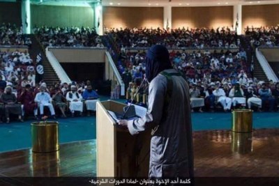Discours sur la charia (droit islamique) par un représentant de l’Etat islamique à Syrte, en Libye, en 2016.