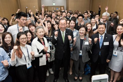 Ban Ki-moon entouré de jeunes