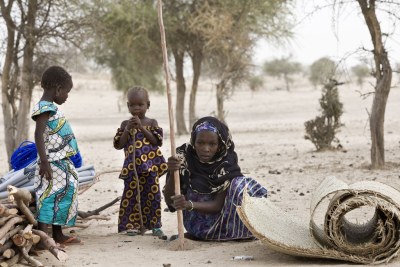 Des réfugiés nigérian installent commencent la construction d’un abri dans le camp de Sayam Forage, dans la région de Diffa, au Niger