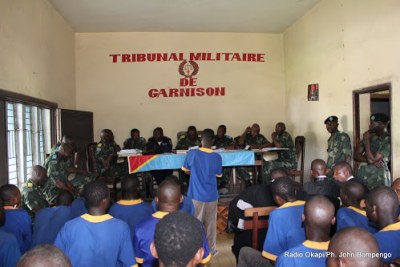 Une vue de la salle d'audience du tribunal militaire  à Kinshasa, lors du procès des présumes insurgés