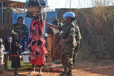 Les Casques bleus de la MINUSS au Soudan du Sud prêtent assistance à des civils piégés par les violences à Wau, capitale de l’état de Bahr El Ghazal.
