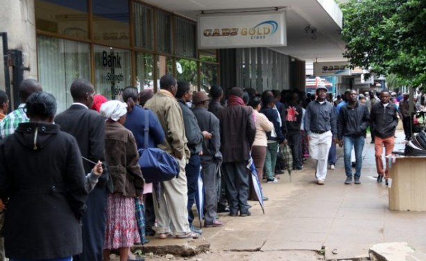 Zimbabweans Sleep in Bank Queues 