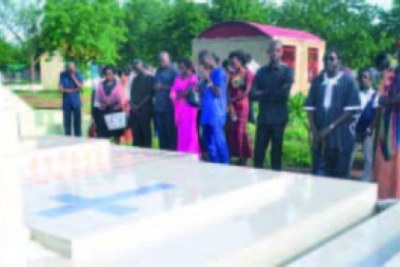 L’Association des familles des victimes du crash du vol AH 5017 (AFAVIC) a célébré le dimanche 24 juillet 2016 ce triste anniversaire par un dépôt de gerbes de fleurs au cimetière de Gounghin.