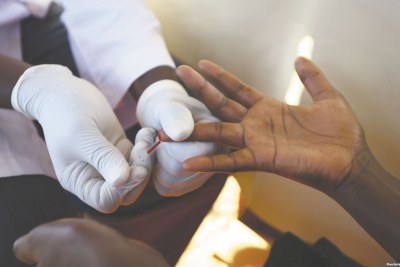 Une personne soumise à un test de dépistage du VIH (archive)