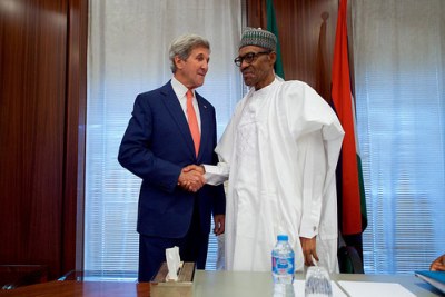 Le Secrétaire d'Etat John Kerry, serrant la main du président nigérian, Muhummadu Buhari, au Palais présidentiel à Abuja.