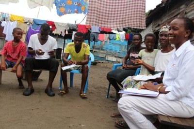 La réunion du personnel de clinique de survivant de MSF EBOLA avec quelques survivants dans Nouvelle communauté Kru de Ville dans la banlieue de Monrovia pendant travail social de proximité le 19 mai 2015.