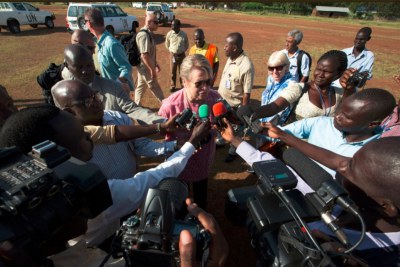 La chef de la Mission des Nations Unies au Soudan du Sud (MINUSS), Ellen Margrethe LÃÂ¸j (au centre) parle à des journalistes.