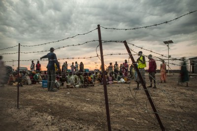 Internally displaced persons (IDPs) line up early in the morning for a general food distribution at the UN Protection of Civilians Site, Malakal, South Sudan. (file photo).