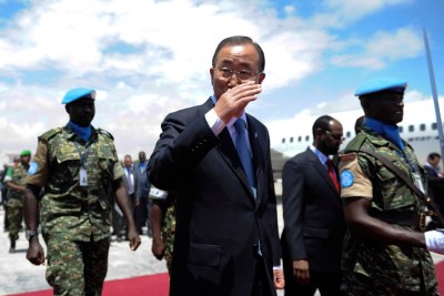 Le Secrétaire général de l’ONU, Ban Ki-moon, à son arrivée à l’aéroport international de Mogadiscio le 29 octobre 2014.