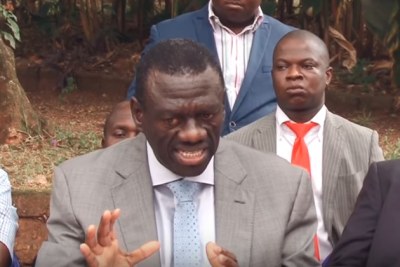Former presidential candidate Kizza Besigye talking to the press.