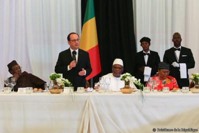 Diner d'Etat en marge su Sommet France-Afrique à Bamako.
De g. à dr.: Le président Idriss Déby du Tchad, son homologue français, François hollande et le couple présidentiel malien.