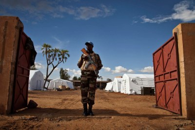 Un Casque bleu nigérien en patrouille à Gao, au Mali .