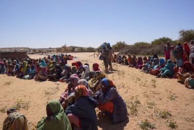 Soldats de la Minuad protégeant des femmes déplacées et des enfants au Darfour.