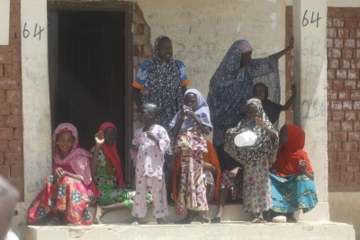 Des résidents d’un camp de déplacés à Maiduguri, au Nigéria, lors d’une visite d’une délégation du Conseil de sécurité.