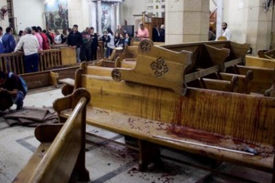 A Tanta le carrelage maculé de sang et des bancs de bois recouverts de débris témoignent du drame qui a frappé la communauté chrétienne.