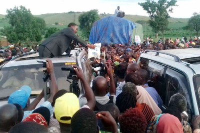 Opposition party FDC party president Maj Gen Mugisha Muntu distributes bags of posho donated by the party to residents of Murema (file photo).