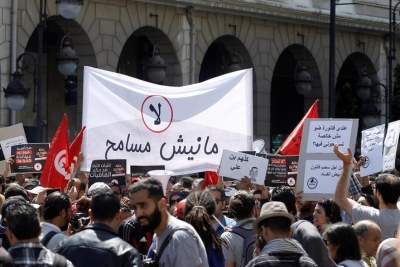Avenue Habib Bourguiba à Tunis, le 29 avril 2017. La banderole porte l’inscription « Non. Nous n’allons pas pardonner ».