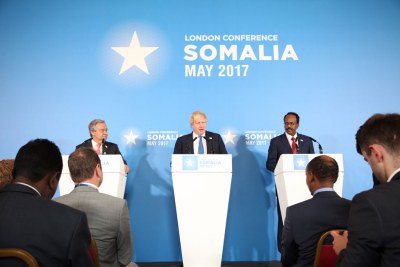De gauche à droite: le Secrétaire général des Nations Unies, António Guterres, le Secrétaire d’Etat britannique aux affaires étrangères, Boris Johnson, et le Président de la Somalie, Mohamed Abdullahi Mohamed de Somalie, lors d’une conférence de presse conjointe à la Conférence de Londres sur la Somalie.