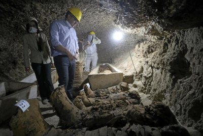 Le ministre égyptien des Antiquités Khaled al-Anani, le 13 mai 2017, sur le lieu de découverte de 17 momies dans des catacombes dans la province de Minya.