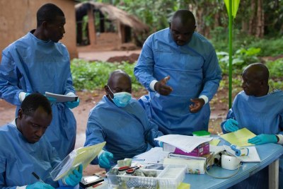 Une équipe de vaccination contre Ebola