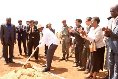 President Museveni mixes sand and cement at the ground breaking ceremony of the Fuel Storage Terminal and Lake Victoria Fuel Transportation Project .
