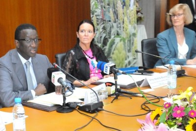 Le ministre de l’Économie, des Finances et du Plan, M. Amadou Ba (au micro), à côté du Chargé d’Affaires à l’Ambassade des États-Unis à Dakar, Mme Martina Boustani lors de la Revue Annuelle Sénégal-USAID, le mardi 20 juin 2017 à Dakar.