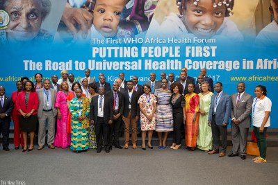 Mme Kagame dans une photo de groupe avec des participants au forum d'hier.