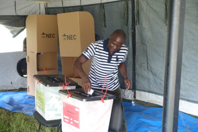 Un électeur insère son bulletin de vote dans l'urne