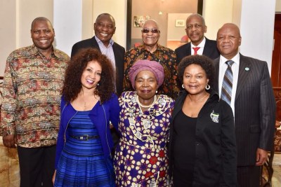 Les candidats à la présidentielle de l'ANC avec le président Jacob Zuma, au centre, de la rangée arrière. Ils sont, de gauche à droite, Lindiwe Sisulu, Nkosazana Dlamini-Zuma, Baleka Mbete, au fond, Zweli Mkhize, Cyril Ramaphosa, Matthews Phosa et Jeff Radebe.