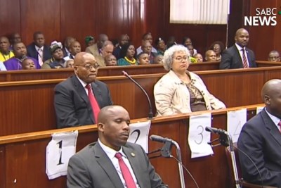Capture d'écran de la vidéo SABC de l'ancien président Jacob Zuma devant le tribunal pour faire face à des charges de corruption.