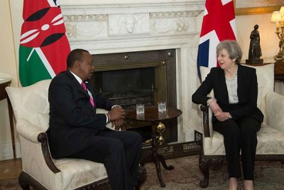 Le président kenyan, Uhuru Kenyatta (à gauche) s'entretient avec la première ministre britannique Theresa May au 10 Downing Street à Londres le 11 mai 2017.
