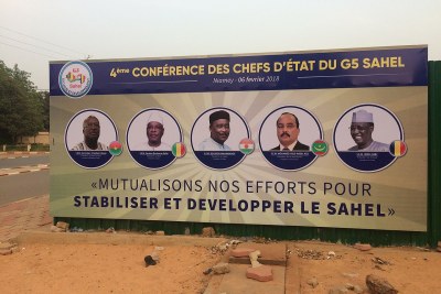 Un panneau d'affichage à Niamey (Niger) annonçant le sommet des chefs d'Etat du G5-Sahel en février 2018.