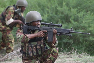 Des soldats des Forces de défense du Kenya prennent position lors d'une opération contre des militants d'Al-Shabaab dans la ville d'Afmadow, en Somalie, le 22 novembre 2015.