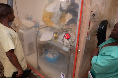 Un agent de santé examine un bébé âgé d'une semaine sous une tente d'isolement dans un centre de traitement d’Ebola à Beni, dans le Nord-Kivu, en République démocratique du Congo. 3 décembre 2018.