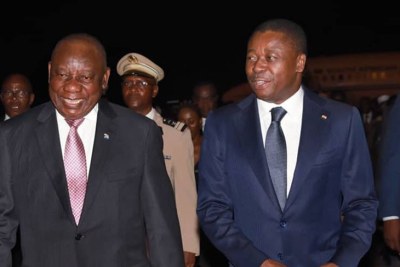 Cyril Ramaphosa (G) et Faure Gnassingbé jeudi à l'aéroport de Lomé