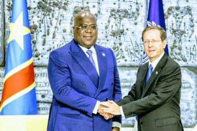 Le Président Tshisekedi a été reçu ce mercredi par son homologue israélien, Isaac Herzog. 
Les deux Présidents ont eu un entretien à huis-clos suivi d'une séance de travail avec leurs délégations officielles.