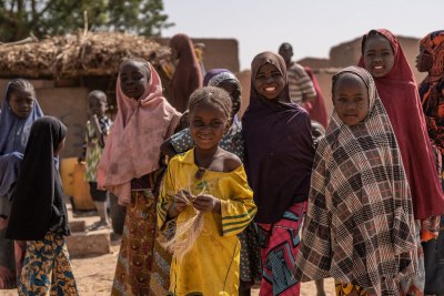 Des enfants réfugiés vont chercher de l'eau dans la région de Maradi, au Niger.