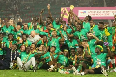 Les Sénégalais, champions d'Afrique, brandissant le trophée remis au vainqueur de la CAN 2022.