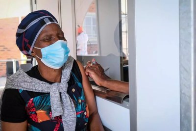 MSF a déployé 15 promoteurs de santé pour parler aux patients qui faisaient la queue pour recevoir des services cliniques.