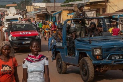 Des Casques bleus de la MINUSCA et des membres des forces de sécurité et de défense centrafricaines en patrouille à Bangui, en RCA.