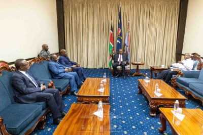 Un mini-sommet des pays membres de la Communauté d’Afrique de l’Est (EAC) consacré à la paix et à la sécurité s’est tenu ce jeudi 21 avril à Nairobi, la capitale kenyane. En effet, cinq pays de la région ont été invités à prendre part à la rencontre : il s’agit du Kenya, du Burundi, de l’Ouganda, du Rwanda et de la RDC