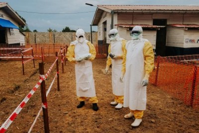 Un médecin MSF et deux travailleurs du ministère de la Santé congolais devant le centre de traitement Ebola de Wangata. République démocratique du Congo.