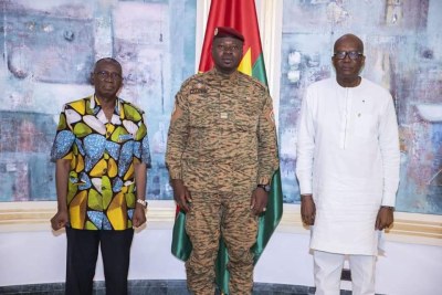 Le Président du Faso, le Lieutenant-colonel Paul-Henri Sandaogo DAMIBA, a reçu en audience, ce matin les anciens Chefs d’Etat, Roch Marc Christian KABORE et Jean-Baptiste OUEDRAOGO.