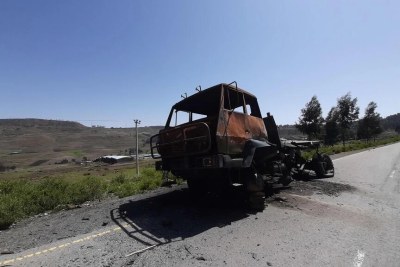 Un véhicule détruit au bord d'une route, dans la région du Tigré.