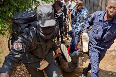 Le coordinateur du FNDC Oumar Sylla (alias Foniké Menguè) violemment trainé au sol lors de son arrestation par des policiers au siège du parti d'opposition, à Conakry, le 5 juillet 2022.