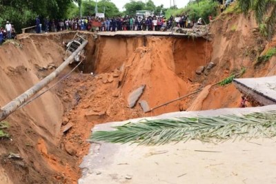 La route nationale 1 a été coupée par les inondations à Kinshasa