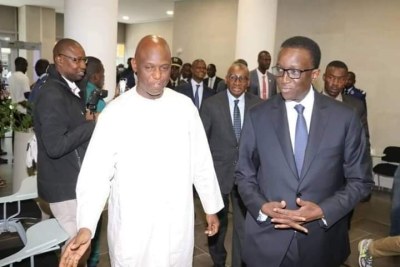 Le Premier ministre du Sénégal, M. Amadou Ba (en costume sombre) à sa sortie du Conseil interministériel sur l’impérieuse question de la lutte contre l’insécurité routière.